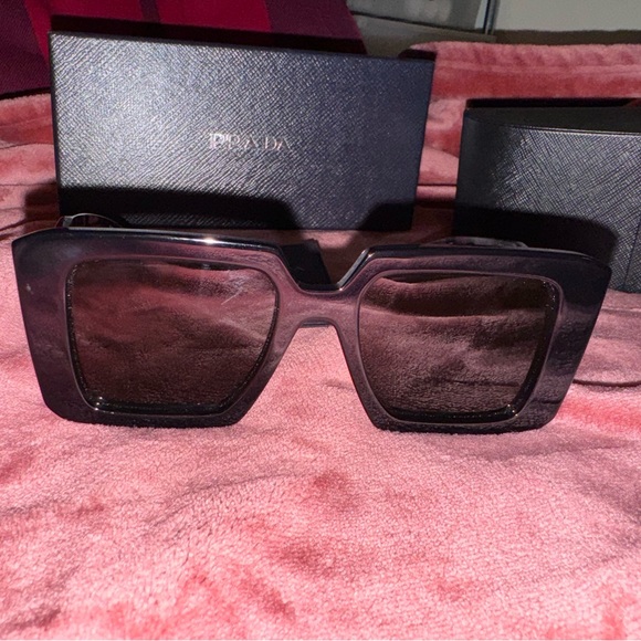 I onlyused these sunglasses a coupleof times and they are in very good condition - Picture 3 of 4